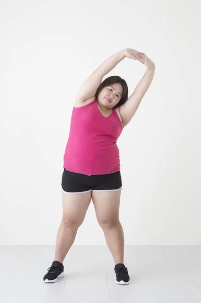 Joven Mujer Asiática Gorda Manos Arriba Haciendo Ejercicio Mirando Cámara — Foto de Stock