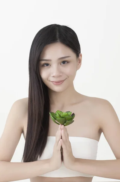 Jeune Femme Asiatique Mains Ensemble Tenant Une Fleur Souriant Caméra — Photo
