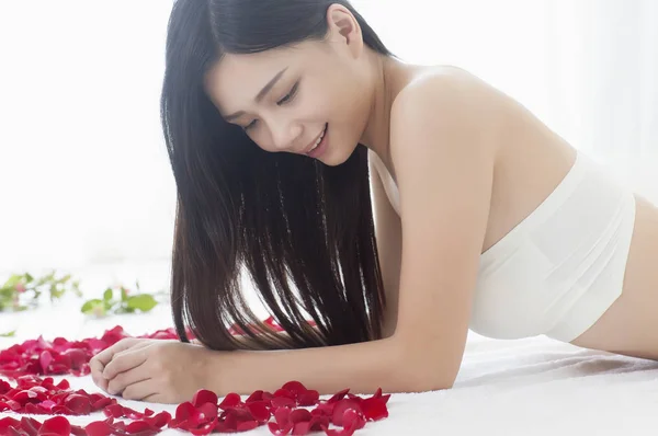 Jovem Mulher Asiática Deitada Cama Com Rosas Sorrindo — Fotografia de Stock