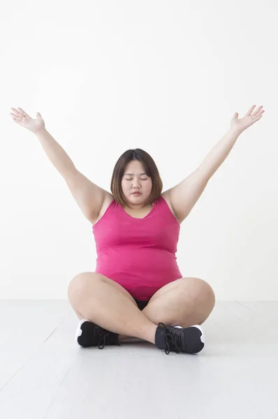 Jong Vet Aziatisch Vrouw Zitten Vloer Handen Omhoog Met Haar — Stockfoto