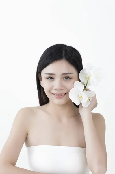 Young Asian Woman Holding Flower Next Her Head Smiling Camera — 스톡 사진