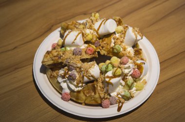 Şekerleme ve karamel soslu waffle..