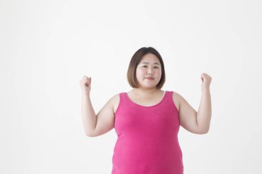 Genç şişman Asyalı kadın ellerini kaldırıp kameraya gülümsüyor.