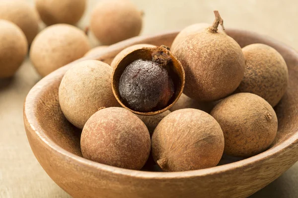  Arka plan üzerinde kurutulmuş Longan meyve yakın çekim