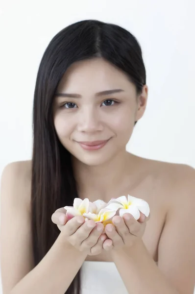 Młoda Azjatka Trzyma Kwiat Uśmiecha Się Aparatu — Zdjęcie stockowe