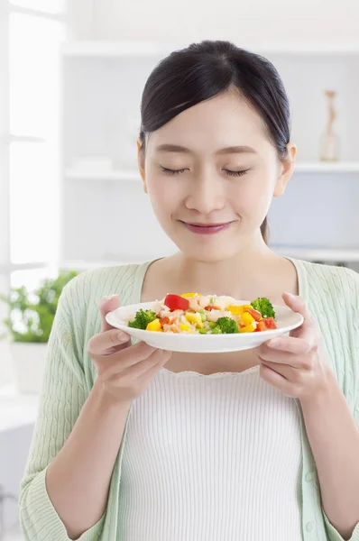 Ung Asiatisk Kvinna Som Står Köket Håller Tallrik Grönsaker Och — Stockfoto