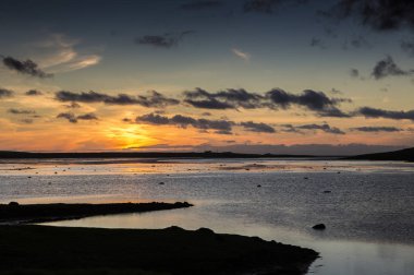 Deniz ve gün batımı arka plan üzerinde Kapat