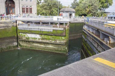 modern Şehir, Akarsu, arka planda