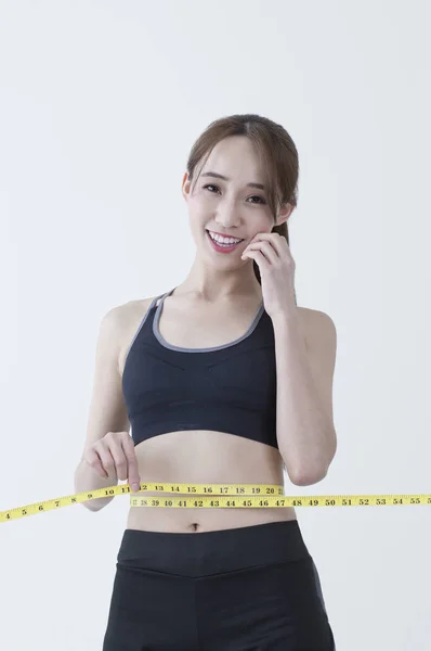 Joven Asiática Vistiendo Vestido Sosteniendo Una Cinta Alrededor Cintura Sonriendo —  Fotos de Stock