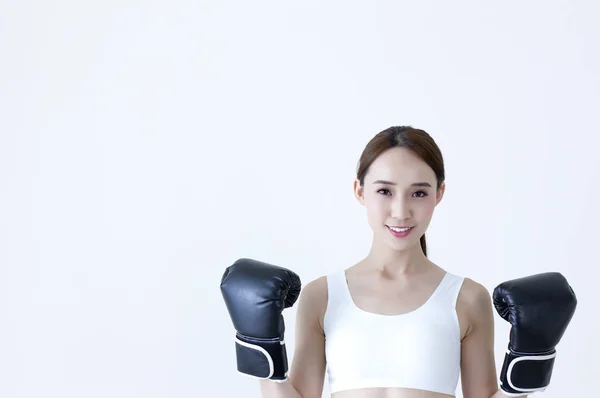Junge Asiatin Trägt Boxhandschuhe Und Lächelt Die Kamera — Stockfoto