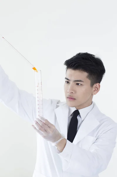 Joven Biólogo Asiático Sosteniendo Tubo Ensayo Haciendo Experimento —  Fotos de Stock