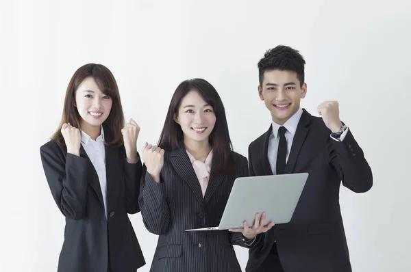 Jovem Asiático Homem Mulheres Vestindo Ternos Segurando Laptop Sorrindo Olhando — Fotografia de Stock