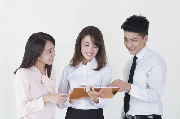 Junge Asiatische Männer Und Frauen Anzügen Schauen Und Lächeln Und — Stockfoto