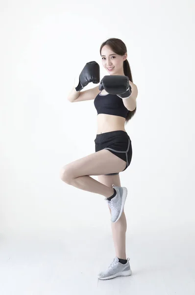 Jovem Mulher Asiática Usando Luvas Boxe Sorrindo Para Câmera — Fotografia de Stock