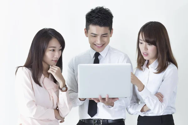 Ung Asiatisk Man Och Kvinnor Bär Kostymer Håller Bärbar Dator Royaltyfria Stockfoton