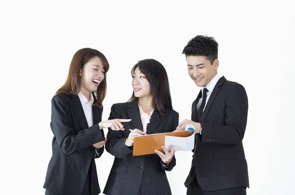 スーツ姿の若いアジアの男と女がノートを指差して微笑む ロイヤリティフリーのストック画像