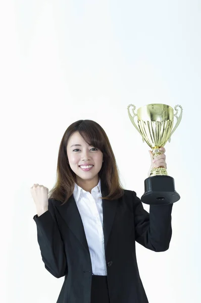Jovem Mulher Asiática Segurando Troféu Sorrindo Para Câmera Imagem De Stock