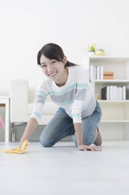 Sildiğine ve kameraya gülümseyen Genç Asyalı kadın