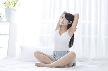 Germe ve uzağa arıyorsunuz gülümseyen genç kız