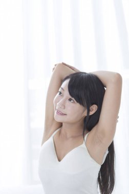 Germe ve uzağa arıyorsunuz gülümseyen genç kız