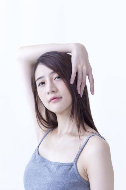 Genç Asyalı kadın kafasını ve uzağa arıyorsunuz gülümseyen çevresinde eller