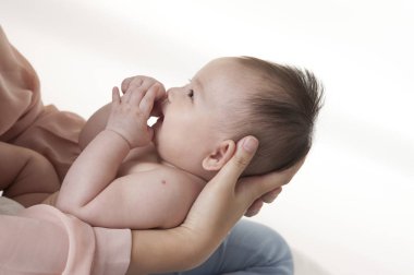 Beyaz arka planda tatlı Asyalı kız bebek