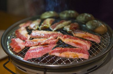 aromatik Barbekü arka plan üzerinde kapalı