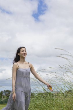 Genç Asyalı kadın çiçek dokunmadan eller