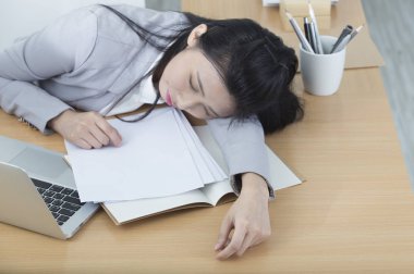 Masanın üzerinde yatan ve uyku elbiseli Genç kadın