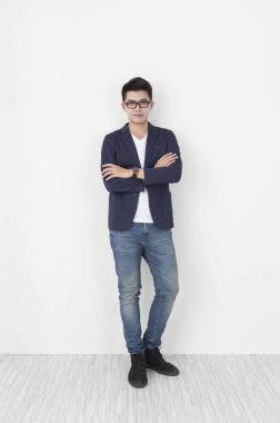 Geçti ve kameraya gülümseyen bardakları silah giyen takım elbiseli Genç adam