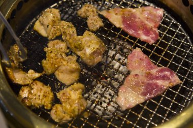 Barbekü, Domuz, Arka planda Tavuk, yakın