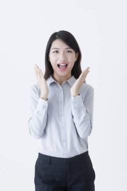 Takım elbiseli Genç Asyalı kadın yüzünü yanı sıra eller ve seyir şaşırttı