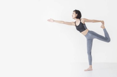 Genç Asyalı kadın kendini germe ve uzağa arıyorsunuz