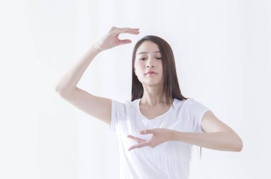 Genç Asyalı kadın eller yukarı ve uzağa arıyorsunuz