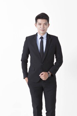 Kameraya gülümseyen elbiseli Genç adam