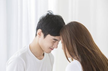 Birlikte ve gülümseyen genç çift