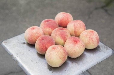 arka plan üzerinde taze, lezzetli şeftali yakın çekim