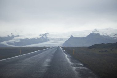 Doğanın güzel manzaralı boş yol
