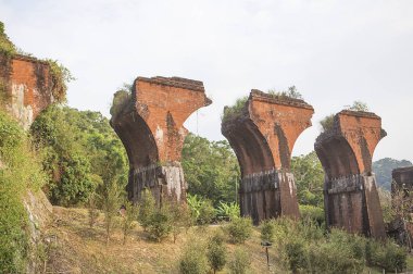  Arka planda LongTeng Köprüsü kalıntıları