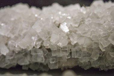 Siyah zemin üzerinde beyaz kristal.