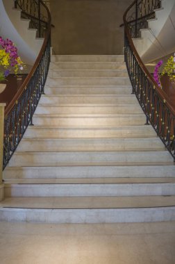 Arka planda Hall ve Staircase, yakın çekim