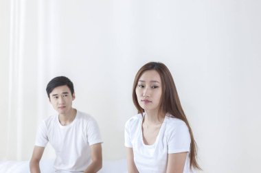 Kafaları uzak ve seyir üzgün genç çift