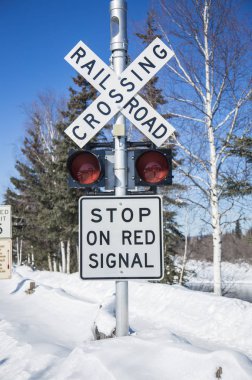 arka planda kar ile güzel kış