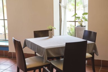 Boş yemek masası ve kafede dört sandalye. 