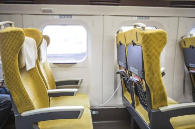 Bir yolcu banliyö treninin içinde.