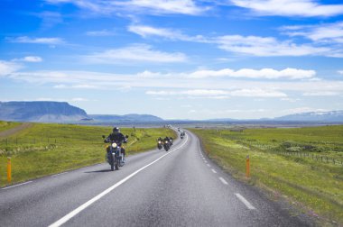  Motosikletve doğal arka plan ile Yol