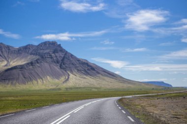 Doğanın güzel manzaralı boş yol