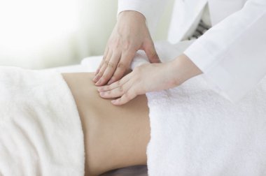 Bir sırt masajı sahip Genç Asyalı kadın