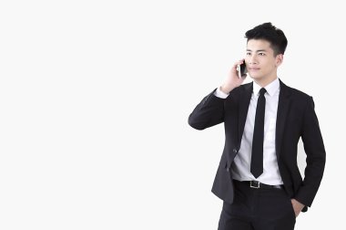 Evet ve uzağa bakarak bir takım elbise giymiş genç Asyalı adam