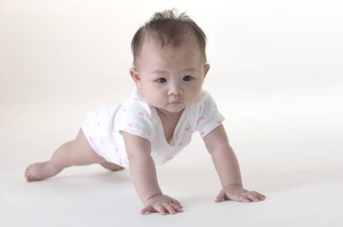 Beyaz arka planda tatlı Asyalı kız bebek